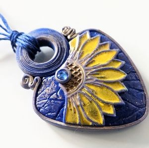 Pendant with yellow flower on the long lace
